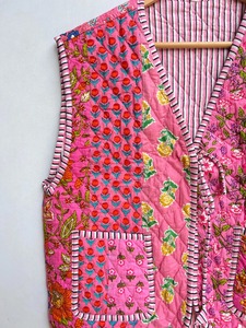 Chaleco Burfi de Patchwork Suave y Cómodo, Chaleco Unisex Bohemio Acolchado Hecho a Mano, Color Durazno, 100% Algodón, con Cordón Ajustable - Product Image 3