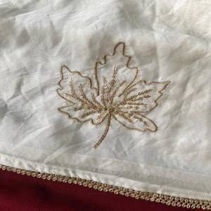 Sari Blanco Puro de Chinnon VASTRA COTTAGE con Bordado de Hojas, Borde de Encaje Dorado en Contraste y Blusa de Red con Lentejuelas Zari Pesadas - Product Image 2