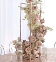 Pièce maîtresse de mariage florale attrayante avec artisanat en métal antique pour la décoration de table de luxe et les thèmes de mariage