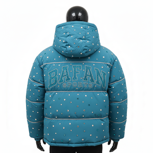 เสื้อแจ็คเก็ตพัฟเฟอร์ผู้ชาย ผ้าโพลีเอสเตอร์อย่างดี บุฉนวนแบบเย็บติด ลายควิลท์ สีฟ้าอมเขียว ประดับคริสตัลแบบฮอตฟิกซ์ พร้อมโลโก้สั่งทำพิเศษ - Product Image 2