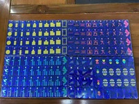 Ensemble de tuiles de mahjong bleu foncé tendance avec des lignes de style néon, des motifs circulaires, des graphismes en bambou et des lettres directionnelles