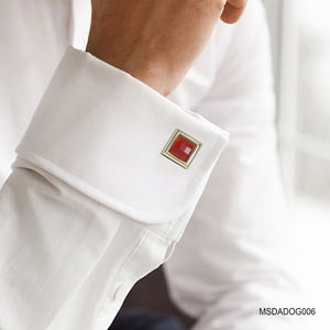 Un par de gemelos chapados en oro de 18 quilates para hombre con piedras preciosas facetadas de ágata roja Fengshui (MSDADOG006) de la colección Tinh Vu - Product Image 2