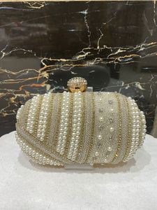 Pochette de soirée élégante pour femmes, parfaite pour les fêtes, les mariages et les événements officiels disponibles à la vente depuis l'Inde - Product Image 4
