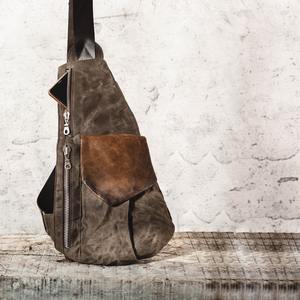 Bolso bandolera de lona vintage con ribete de cuero para llevar sobre el hombro en la parte delantera o trasera con cierre de cremallera - Product Image 4