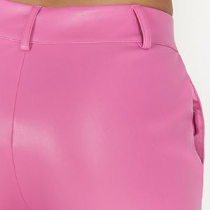 Personalizable transpirable PU pantalones de cuero para las señoras a prueba de viento apretado Pantalón estilo Legging liso Rosa media cintura plana para el invierno - Product Image 6