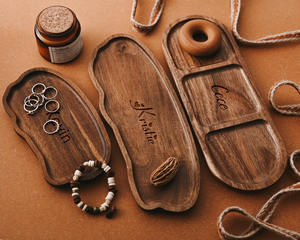 Plateau de service rectangulaire en bois classique peint à la main, écologique, biodégradable et idéal pour les cadeaux - Product Image 1