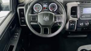 2023 RAM 1500 Tradesman Asientos de cuero usados Interior oscuro R19 Tamaño del neumático Dirección izquierda - Product Image 2