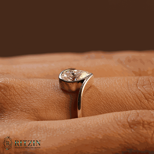 Bague de fiançailles de style solitaire avec diamant taille poire pour femme - Product Image 2