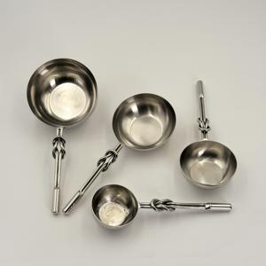 Juego de 4 Tazas Medidoras de Acero Inoxidable de Alta Calidad con Acabado Pulido Espejo, Ecológicas para Medir Frijoles, Leche en Polvo - Product Image 1