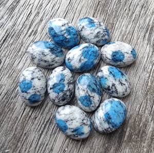 Venta al por mayor IGI certificado Natural K2 jaspe blanco azul corte ovalado cabujón de cristal parte posterior plana piedras preciosas sueltas disponibles - Product Image 1