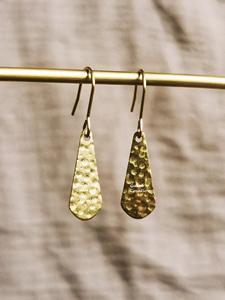 Boucles d'oreilles pendantes en laiton au design martelé élégant |   Boucles d'oreilles légères faites à la main pour femmes, bijoux de mode - Product Image 2
