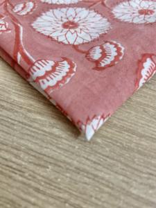 Tela de Algodón Estampada a Mano con Diseño Floral Elegante, Estampados Botánicos Vintage en Francés e Inglés - Product Image 2