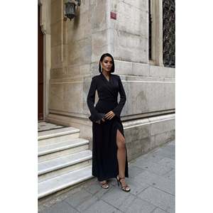 Vestido Maxi Elegante con Cuello Chalera para Mujer, Marca missJANELL, Color Borgoña - Mezcla de Poliéster y Elastano Tejido en Dubái, para Uso Formal e Informal - Product Image 4
