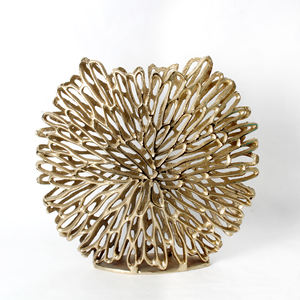 Vase à fleurs classique en fonte d'aluminium avec une finition métallique raffinée qui rehausse les décorations de maison traditionnelles et modernes - Product Image 5