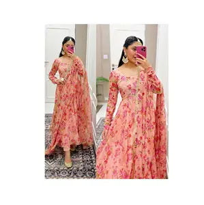 Nueva colección Faux Georgette Anarkali Suit con cuatro lados Fancy Lace Border Mujeres Traje étnico de la India