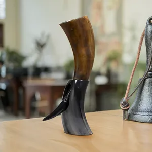 Cuerno vikingo de Búfalo con soporte para Bar en casa y entusiastas medievales Cuerno vikingo genuino hecho a mano con soporte para amantes de la bebida - Product Image 1