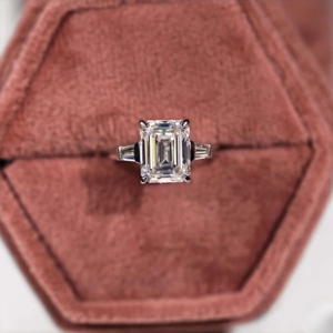 Anillos de boda de Plata de Ley 925 con solitario de diamante cultivado en laboratorio de corte esmeralda clásico de tres piedras para mujer - Product Image 6