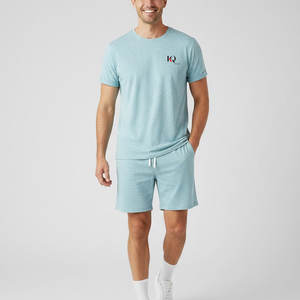 Conjunto deportivo de camiseta y pantalones cortos para hombre, diseñado para entrenamientos en el gimnasio, correr, hacer ejercicio y uso diario informal y cómodo. - Product Image 1