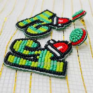 Boucles d'oreilles de Noël faites à la main pour femmes en or rose 14 carats avec motif de traîneau du père noël en alliage perlé anniversaire - Product Image 2