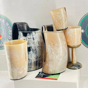Tasse à corne de viking authentique Tasse à boire de l'hydromel traditionnelle pour les festivals médiévaux et les foires de la Renaissance Écologique par FWE - Product Image 1