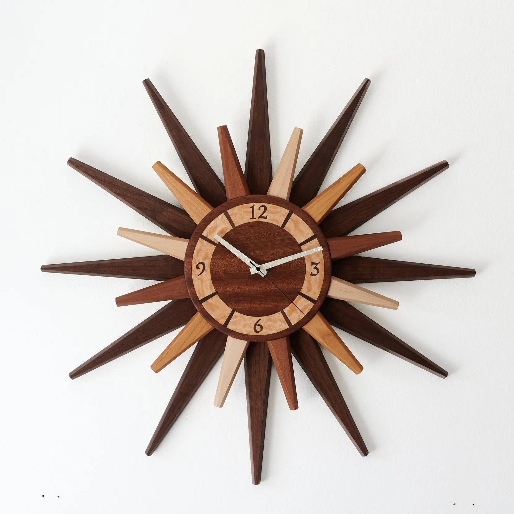 ساعة خشبية بتصميم إسكندنافي مخصصة للتعليق بالجدار للبيع بالجملة ساعات خشبية فاخرة عالية الجودة للديكور الداخلي