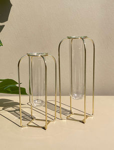 Descubra la colección Trendy Metal Flower Jases, el accesorio imprescindible para mantenerse a la vanguardia del jarrón de metal Curvo - Product Image 6