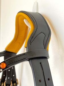 Bride hanovrienne avec accents jaunes en cuir durable - Product Image 6