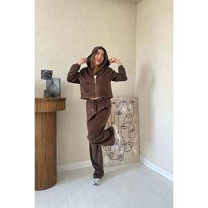 Trajes de Terciopelo Fino Marrón al por Mayor, Traje Elegante para Fines Comerciales - Product Image 2