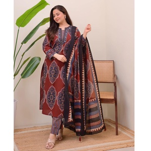 Ensemble de costumes pour femmes en coton traditionnel et Chanderi de qualité supérieure Robe ethnique artisanale pour occasion à vendre - Product Image 1