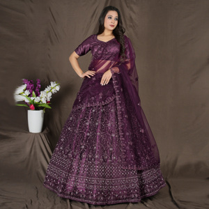 Lehenga Choli de Red Brillante con Adornos Brillantes en Toda la Prenda, Conjunto de Alta Costura Moderno para Fiestas y Bodas - Product Image 4