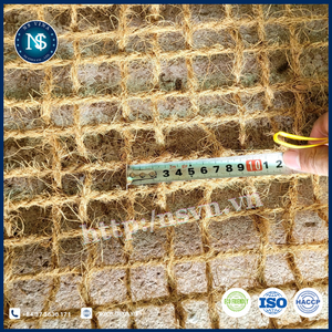 Tapis de fibre de coco tissé en fibre de coco de haute résistance COIR NET pour le contrôle de l'érosion du sol et les besoins en bio ingénierie d'ombre naturelle - Product Image 4