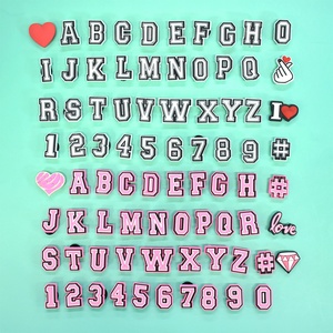 Pulseras de PVC suave, bolsos, zuecos para <span class=keywords><strong>teléfono</strong></span>, accesorios, dijes de decoración, venta al por mayor, dijes para zuecos, dijes de zapatos con letras rosas - Product Image 4