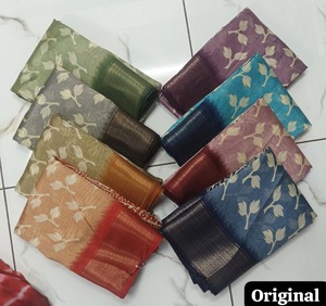 Venta al por mayor Lote de 8 saris de seda suave impresos digitalmente con elegantes motivos de hojas y bordes de jacquard Surtido de tonos sutiles - Product Image 2