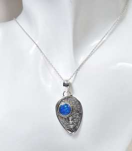 Colgante de Plata de Ley con Ópalo Azul de Laboratorio, Piedra de Nacimiento de Octubre, Joyería Hecha a Mano, Collar con Piedra Preciosa Natural, Regalo para Ella - Product Image 2