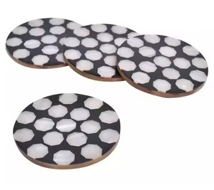 Ensemble de 4 sous-verres en bois et en résine de forme ronde noir et blanc pour la décoration de table à la maison et l'utilisation moderne du service - Product Image 1