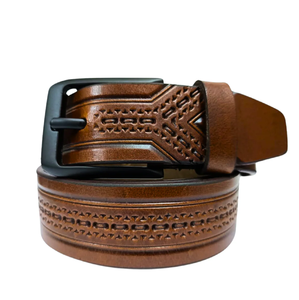 Cinturón de cuero genuino con patrón geométrico en relieve con hebilla negra mate. Disponible a precios al por mayor. - Product Image 1