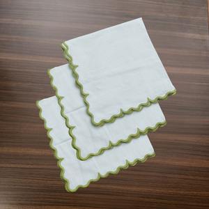 Serviette de table de mariage brodée en lin 100% fait main, personnalisée, verte, 21" x 21", bord festonné, jetable et antibactérienne - Product Image 4