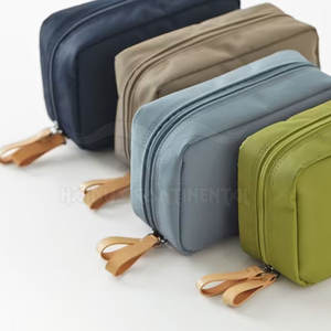 Bolsa de maquillaje Cordura ligera del fabricante de Pakistán Bolsa de tocador de moda de color sólido con cierre de cremallera - Product Image 6