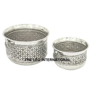 Ensemble de 2 jardinières rondes en aluminium texturé, plaquées argent, polies et brillantes, de tailles différentes - Product Image 1