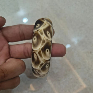 Brazalete tallado a mano de resina de tamaño personalizado para niñas y mujeres para fiestas y regalos - Product Image 1