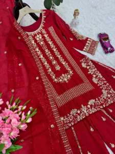 Belle collection de vêtements de fête de couleur rouge spécialement conçue pour Karwa Chauth tenue traditionnelle parfaite pour les femmes - Product Image 6