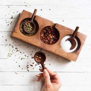 Plateau de service rond en bois avec bordure en fil métallique festonné noir – Plateau décoratif en bois et fil métallique pour table basse et cuisine - Product Image 5