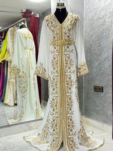MAGNIFIQUE Robe Caftan MAROCAINE BLANCHE avec PERLES DE VERRE CRISTAL EMBELLISHED, PIERRE, Broderie DABKA Zari pour Fêtes/Mariages = 2024 - Product Image 2