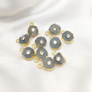 Encantos de piedras preciosas galvanizadas de oro aguamarina cruda con cristales CZ - Product Image 2