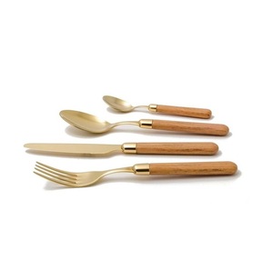 Juego de cubiertos de acero inoxidable de diseño exquisito con cómodos mangos de madera, perfecto para organizar cenas - Product Image 1