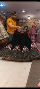 Tenue de mariée de créateur, lehenga cha en velours lourd imprimé avec un dupatta lourd - Product Image 2