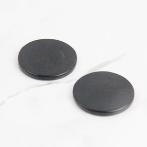 Chip protector de shungita de forma redonda para pegatina móvil, amor curativo pulido, protección EMF definitiva, mascota negra de radiación - Product Image 3