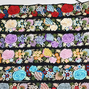 Garniture en dentelle de tulle brodé de fleurs complexes luxueuses et colorées pour la mode nuptiale et la décoration intérieure - Product Image 1