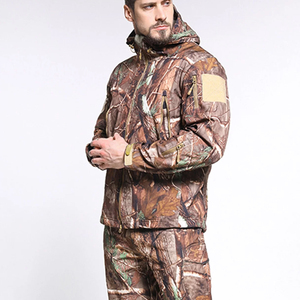 Veste de chasse tactique softshell imperméable coupe-vent en polaire thermique avec col montant et logo frontal pour homme - Product Image 4