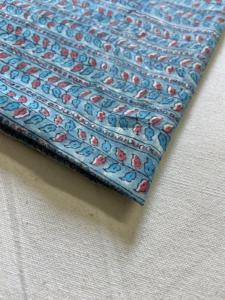 Tela de Algodón Estampada a Mano con Diseño de Rayas Paisley en Azul Índigo, Azul Cielo y Rojo - Product Image 3